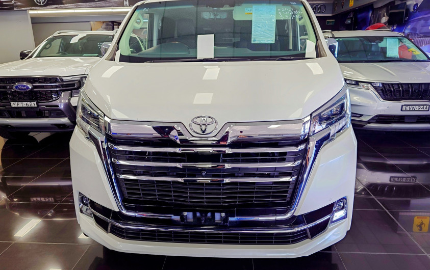 2022 Toyota Granvia 8 seats RWD